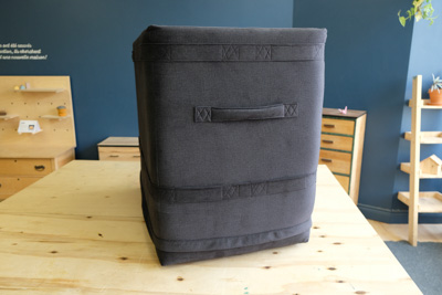 Le côté court de la housse avec les poignées et sangles cousues.