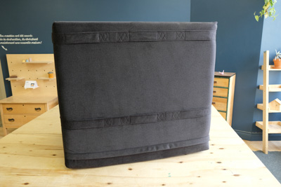 Le côté long de la housse avec les sangles cousues.