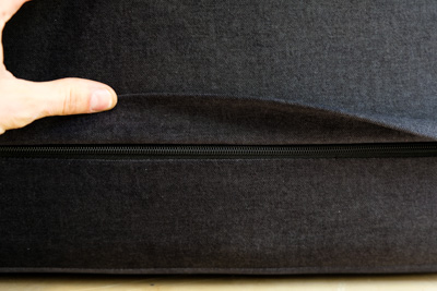 La fermeture est révélée sous le rabbat.