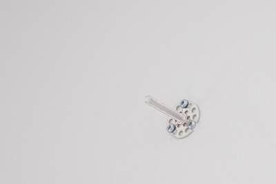 La plaque de métal installée au mur avec des vis.