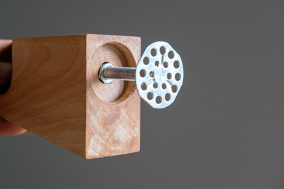 Une vue arrière du support où se chache la quincaillerie.