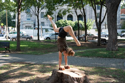 Artiste de cirque faisant un équilibre sur des blocs.