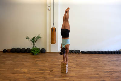 Artiste de cirque faisant un équilibre sur des blocs.