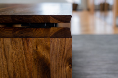 The bevel on the side of the table that make the hinge mechanisme possible.