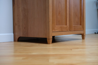 A side view of the piece with the focus on the legs.